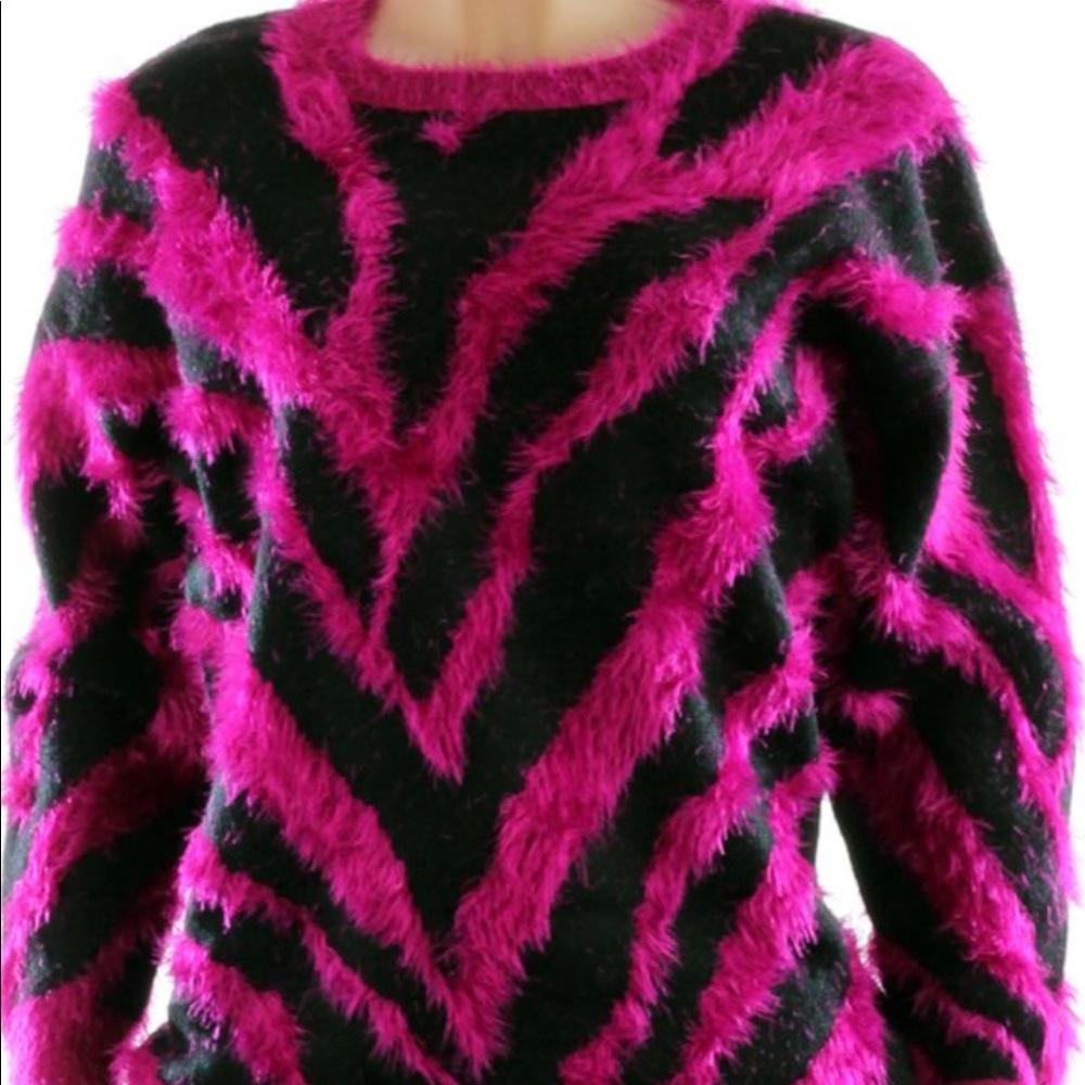 ❤️Fuzzy sweater❤️ one day only deal🌟
